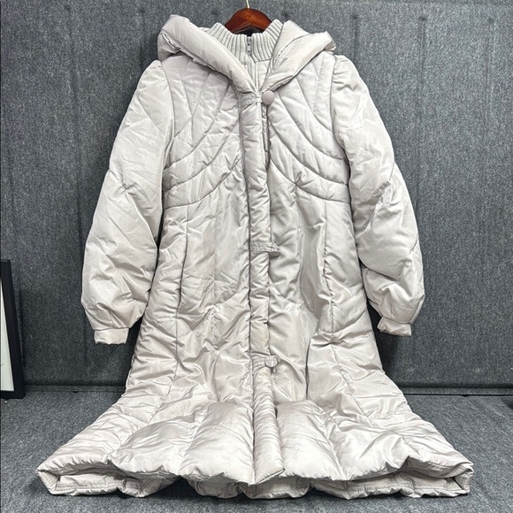 The Waters Edge Down Jackets & Blazers - Vintage The Waters Edge Down Women's Quilted Puffer Coat - Cream